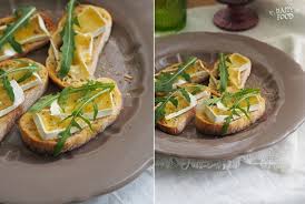 Брускетты с камамбером, медом и чесноком image:1