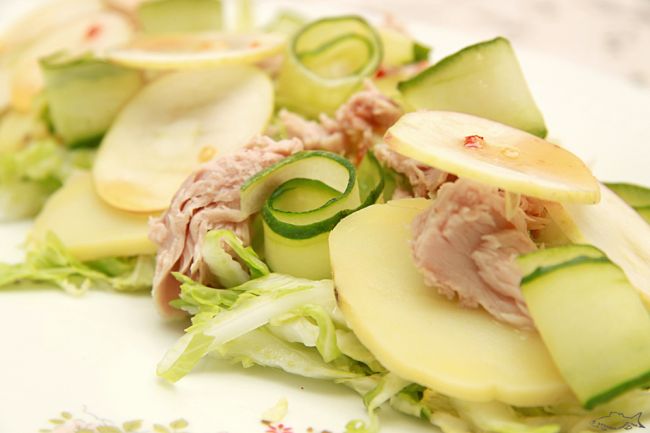 Салат с тунцом, картофелем и яблоком image:1