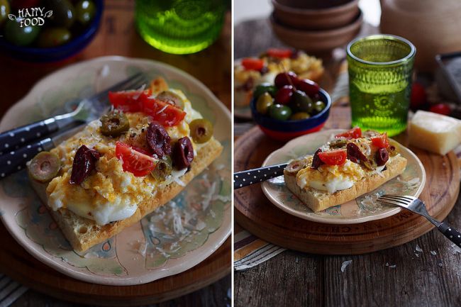 Утренний тост с моцареллой, скремблом и оливками image:1