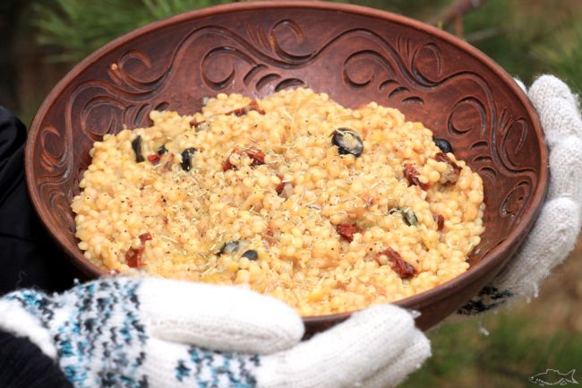 Кускус с пореем и оливками image:1